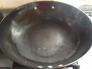 平菇蒜香小油菜,锅烧热放油。
