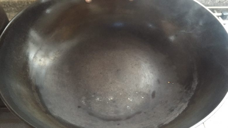 平菇蒜香小油菜,锅烧热放油。