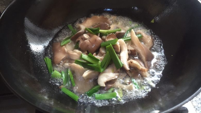 平菇蒜香小油菜,加入料酒，适量水香葱多炒一会。