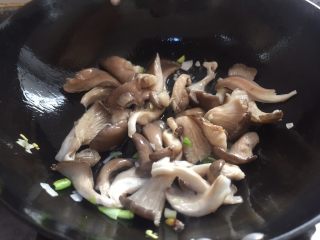 平菇蒜香小油菜,放入平菇。