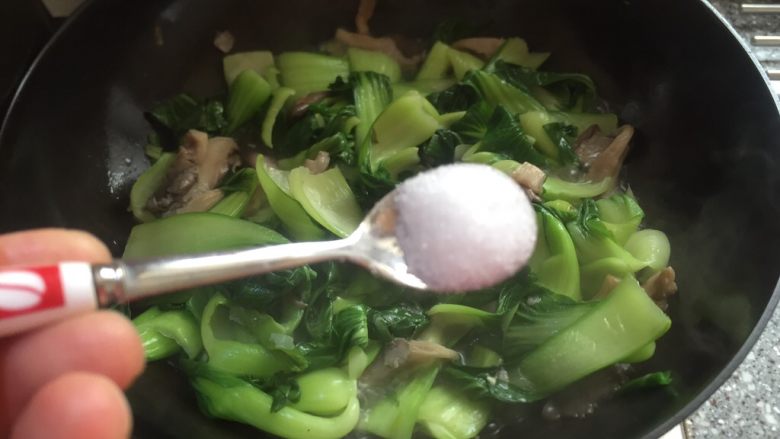 平菇蒜香小油菜,加入3克盐。