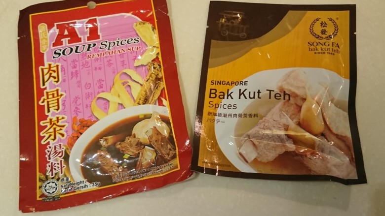 肉骨茶Bak Kut Teh
,新加坡的海南派較重胡椒味→
←馬來西亞的福建派較重藥材味