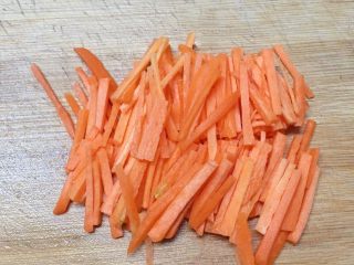 白菜炒年糕,红萝卜去皮洗净切成丝。