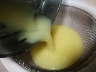 撞个牛奶～姜汁撞奶
,打好后的姜汁过滤一下