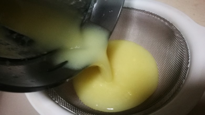 撞个牛奶～姜汁撞奶
,打好后的姜汁过滤一下
