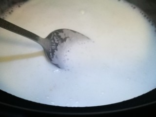 撞个牛奶～姜汁撞奶
,搅拌一下 让白糖充分融化