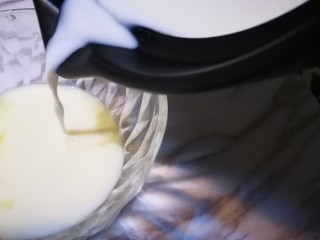 撞个牛奶～姜汁撞奶
,倒入姜汁中 这一动作被称为撞