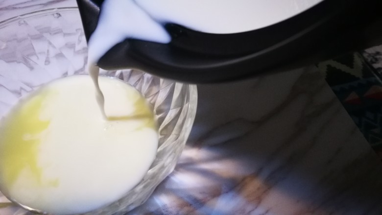 撞个牛奶～姜汁撞奶
,倒入姜汁中 这一动作被称为撞