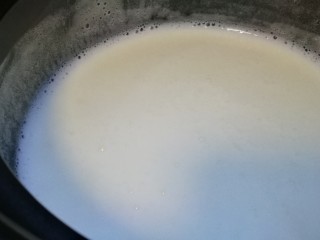 撞个牛奶～姜汁撞奶
,牛奶倒在小锅中 加热