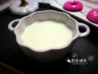 撞个牛奶～姜汁撞奶
,姜汁与牛奶相遇慢慢发生了化学变化 会渐渐凝固 吃起来口感滑嫩哦😋😋😋