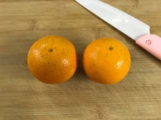 香橙面包,先做糖汁橙片，2个橙子表面用盐搓洗干净。