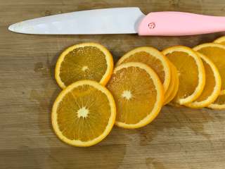 香橙面包,把清洗干净的橙子切成薄片。