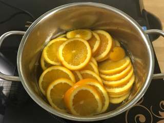 香橙面包,煮开后放入橙子。转小火炖煮10分钟熄火。