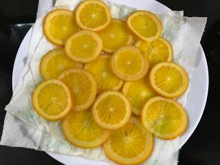 香橙面包,把煮好的橙片捞出吸干水分。
