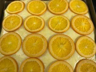 香橙面包,铺在发酵好的面片上。