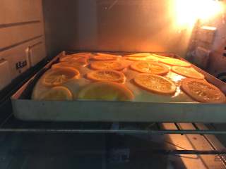香橙面包,入预热好的烤箱，180度，上下火，中层，20分钟左右。