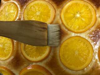 香橙面包,烤好后表面刷蜂蜜。
