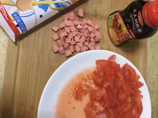 火腿番茄意面,把番茄用热水烫下，把皮剥掉，然后切成小丁火腿肠也切成小丁，待用。同时把适当的意面放在锅里煮大概15分钟，放入少量的油和盐。