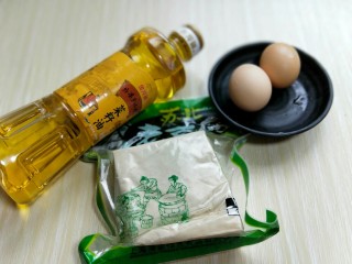 豆腐的新吃法～鸡蛋抱豆腐,准备好食材。