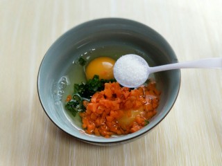 豆腐的新吃法～鸡蛋抱豆腐,鸡蛋敲碗里，加入切碎的胡萝卜和葱花。