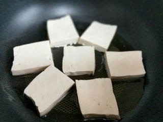 豆腐的新吃法～鸡蛋抱豆腐,加入切好的北豆腐，中小火煎。