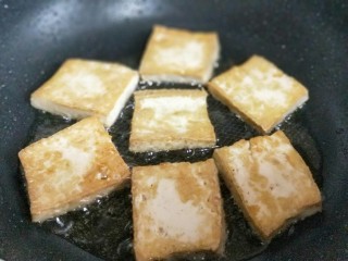 豆腐的新吃法～鸡蛋抱豆腐,煎至两面金黄。