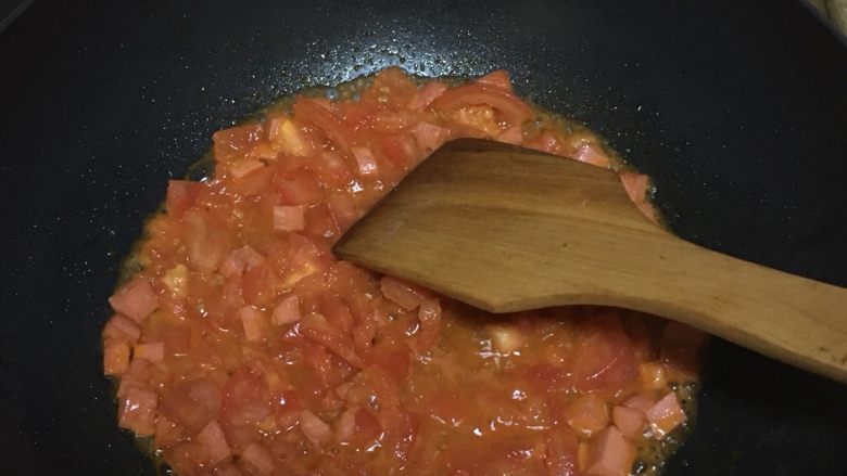 火腿番茄意面,再把番茄丁和汁一起倒入锅里。炒成糊状。
