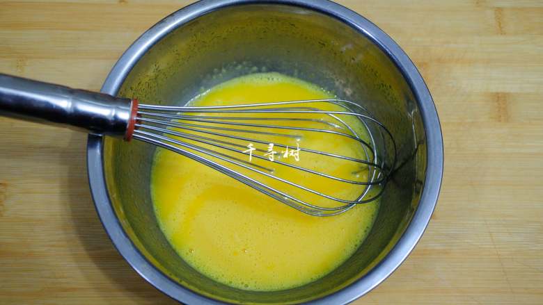 黑芝麻鸡蛋瓦片饼干 根本停不下来的宝宝零食,搅动的目的是为了把鸡蛋打散和使白糖融化，不需要把鸡蛋打发，所以搅拌不用那么激烈，只要鸡蛋打散打匀了，白砂糖融化了就可以了。