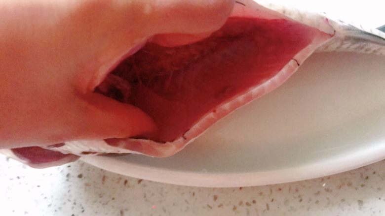 鲫鱼汤菠菜面,鱼肚里的那层黑膜去掉