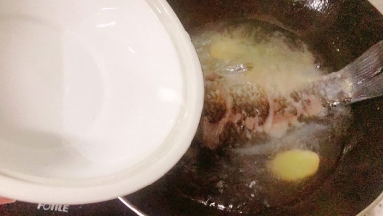 鲫鱼汤菠菜面,加入一大汤碗清水，盖上锅盖开大火煮沸十分钟