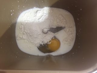毛毛虫面包,加入鸡蛋，加入低粉