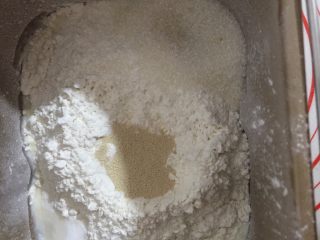毛毛虫面包,将糖，盐对角放入，酵母放在中间，千万不能碰到盐