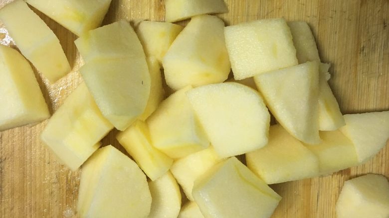 甜汤系列之桂花苹果汤,将苹果均匀切小块