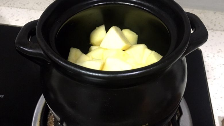 甜汤系列之桂花苹果汤,准备一个陶煲王煲汤煲，将苹果放入