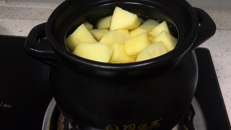 甜汤系列之桂花苹果汤,加适量净水器的水入煲中