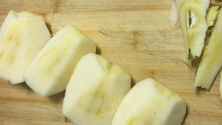 甜汤系列之桂花苹果汤,将苹果用刀对半切开在对半切开风四分，将核去掉