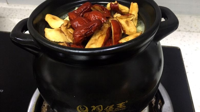 甜汤系列之桂花苹果汤,小火炖制沸腾，出泡加入红枣煮半小时