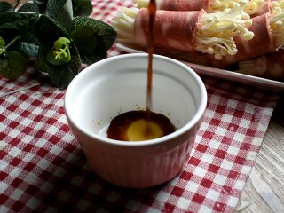 金针菇培根卷,调个汁:一勺生抽