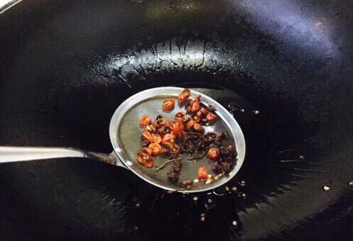 营养早餐 麻辣什锦炒面,当花椒爆出香味，颜色见深时，把花椒和小米椒捞出不用，留炸好的油备用。