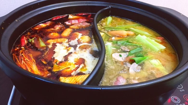 一锅俩用，清汤鲫鱼，辣汤重庆火锅,将要吃的下入锅中，边煮边吃