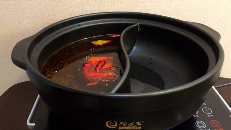 一锅俩用，清汤鲫鱼，辣汤重庆火锅,准备一个鸳鸯锅，将重庆火锅底料放入一边，加入热开水