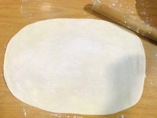 葱油饼,底部铺上干粉，擀成长方形。