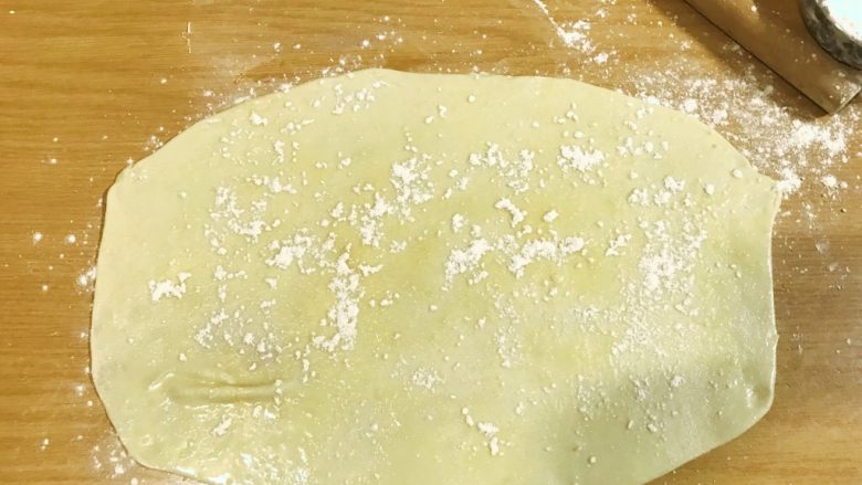 葱油饼,饼皮上油抹匀了，撒上薄薄一层干粉。