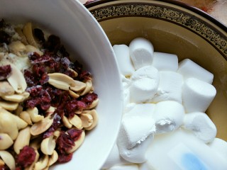 微波炉美食＋雪花酥,把混合好的奶粉，花生，蔓越莓倒进容器里搅拌