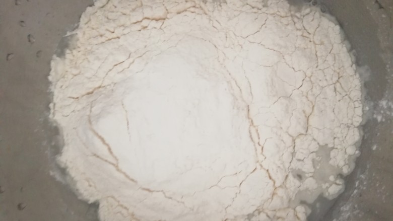 花生酱芝麻面包（中种法）,把高筋面粉倒进酵母水里揉匀。不用揉到扩展就看不到白色粉粒就可以了。