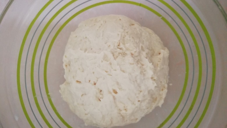 花生酱芝麻面包（中种法）,揉好的面团盖保鲜膜让它静置3到4个小时。或者静置1小时后放冰箱冷藏。
