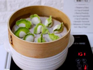 翡翠白玉蒸饺,蒸笼锅里加入适量清水、放入包好的饺子