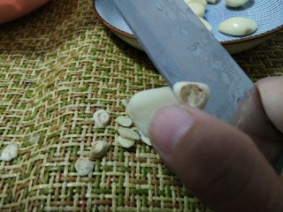 不用等到腊八就让你吃上――腊八蒜,用小刀把大蒜的底部，薄薄的削去一层