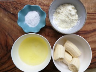 香蕉溶豆,准备食材，香蕉一根去皮，蛋清2个，奶粉和玉米淀粉，糖粉