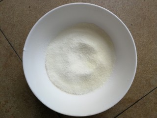 香蕉溶豆,将奶粉和玉米淀粉过筛加入香蕉泥中